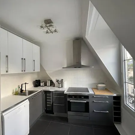 Bright Modern Apartment, 2 Bedrooms, 6 Guests *