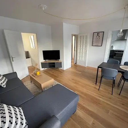 Apartment Bright Modern Apartment, 2 Bedrooms, 6 Guests