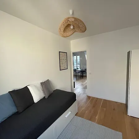 Bright Modern Apartment, 2 Bedrooms, 6 Guests *
