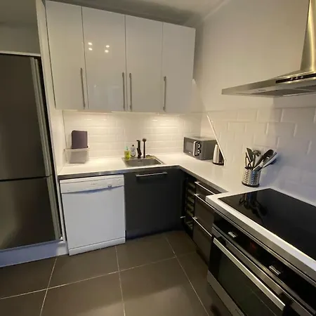 Bright Modern Apartment, 2 Bedrooms, 6 Guests