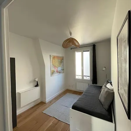 Bright Modern Apartment, 2 Bedrooms, 6 Guests * Paris