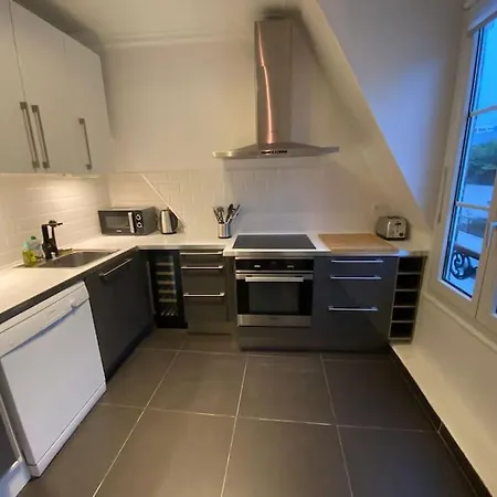 Bright Modern Apartment, 2 Bedrooms, 6 Guests * Paris